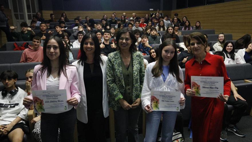 Por la izquierda, Sara Gutiérrez, Raquel Álvarez, Montserrat López Moro, Sofía Rodríguez y Herminia Luque, este viernes, en el salón de actos de la antigua Escuela de Comercio, durante la entrega de los premios del XXVI certamen Rosario de Acuña. | Adrián Sierra