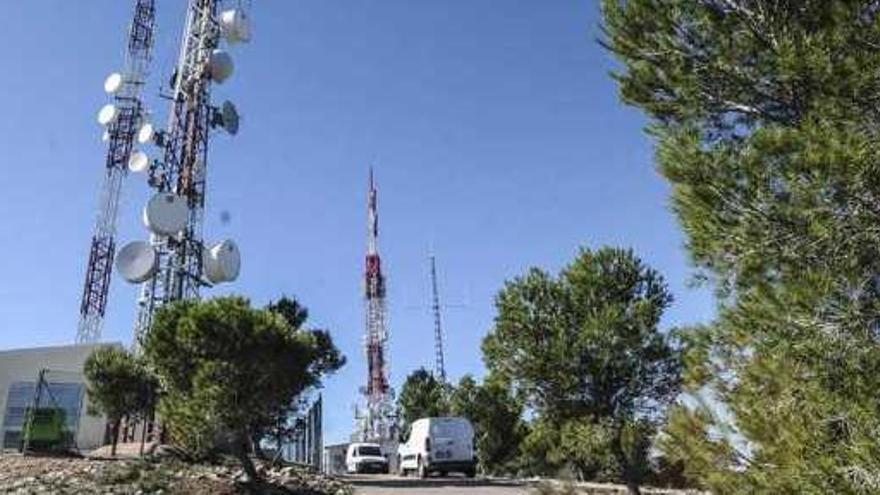 Antenas en el monte Hurchillo de Orihuela, donde se sitúa uno de los postes de la red troncal de Diputación que se utilizará.