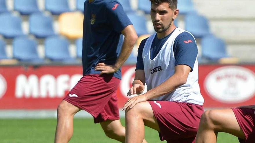 Jorge Hernández y Carlos Ramos estirando durante un entrenamiento. // Gustavo Santos