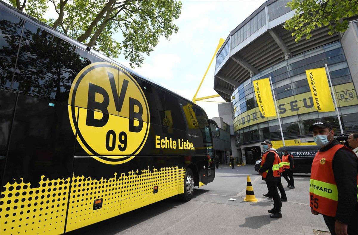 El autobús del Dortmund recibido por los miembros de seguridad del club El autobús del Dortmund recibido por los miembros de seguridad del club