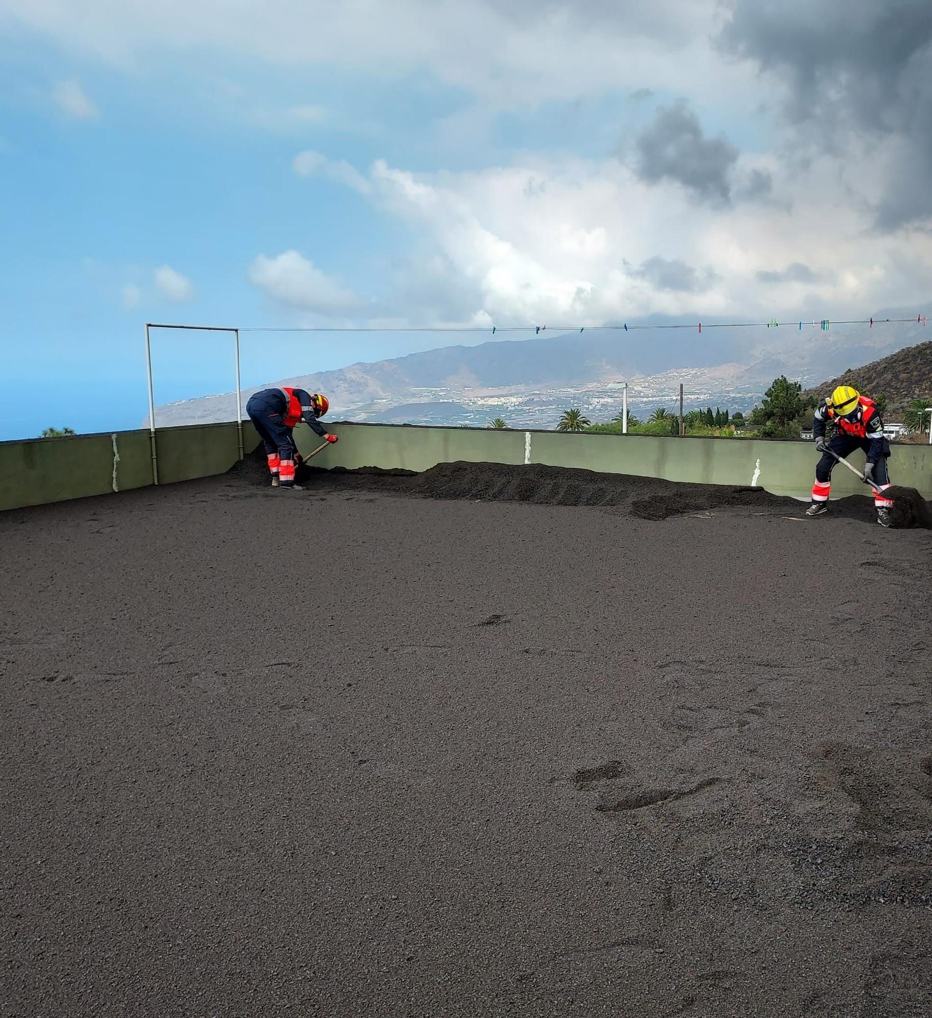 Erupción volcánica: Ayuda de los bomberos de Lanzarote en La Palma