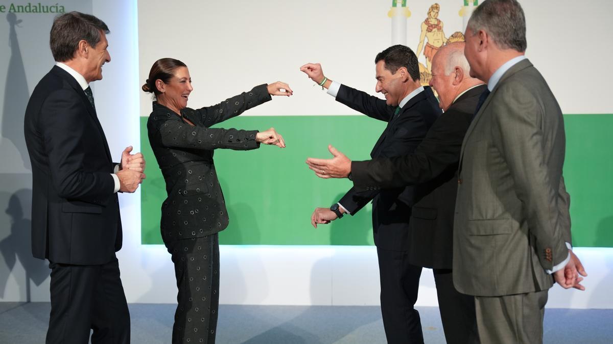 El presidente de la Junta de Andalucía, Juanma Moreno, bailando con Sara Baras en el último 4 de diciembre.