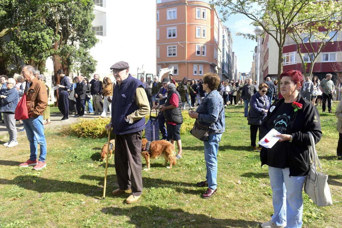 La manifestación, con un centenar de asistentes, contó con música y claveles conmemorando la revolución del 25 de abril en Portugal