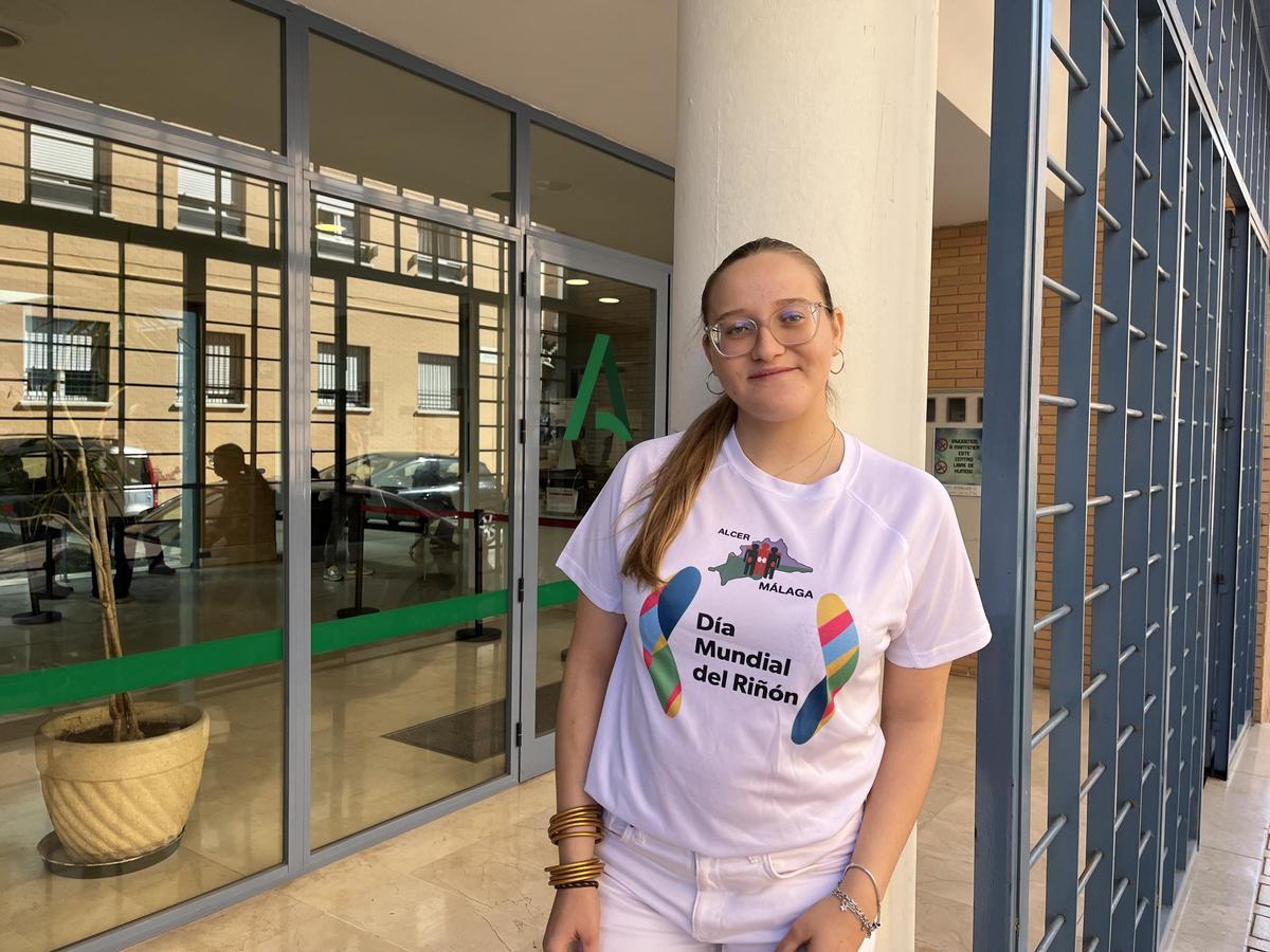 Silvia Requena Vidal, en la entrada del centro de salud Victoria