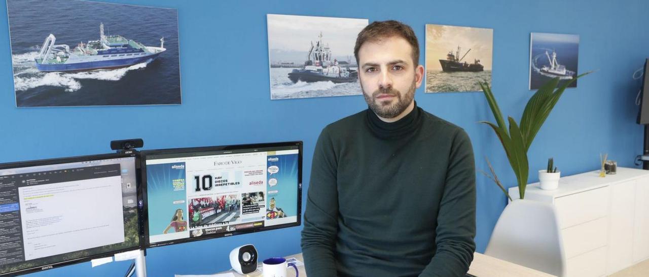 Jesús Portas, gerente de servicios globales de Marinsa, en su despacho de Vigo. / RICARDO GROBAS