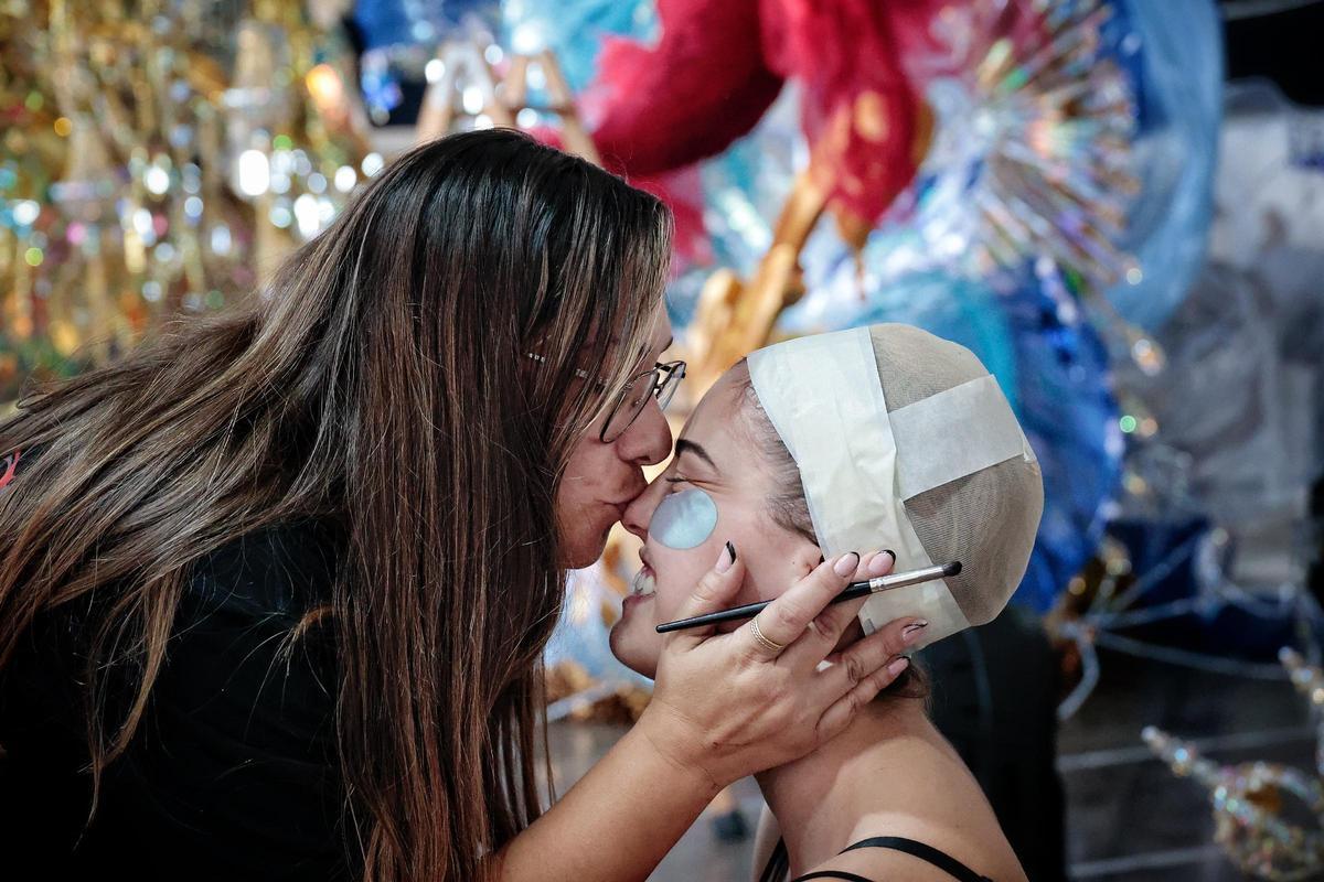 Una de las once candidatas durante un momento de su preparación