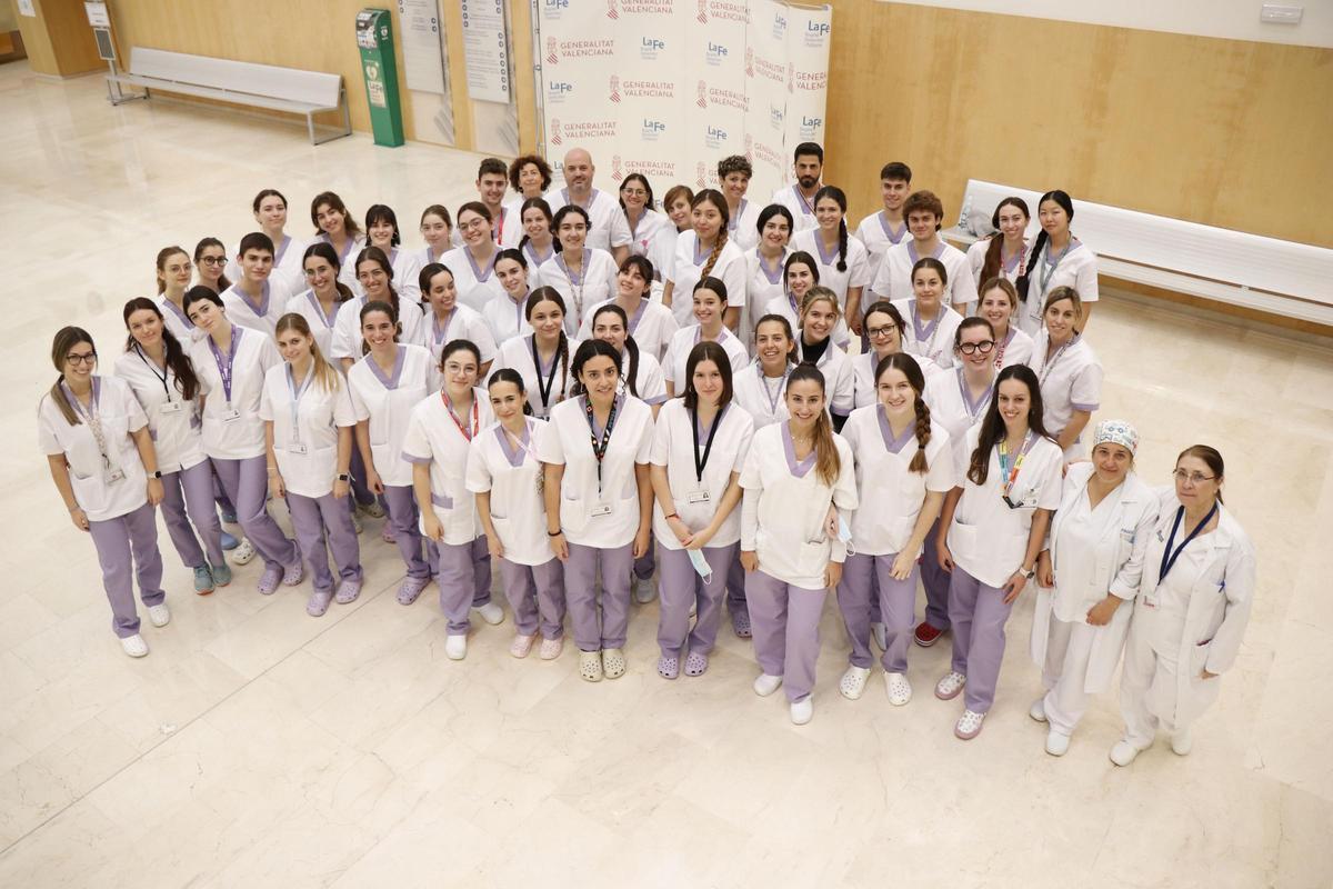 Grupo de enfermeros y enfermeras en La Fe en una foto de archivo.