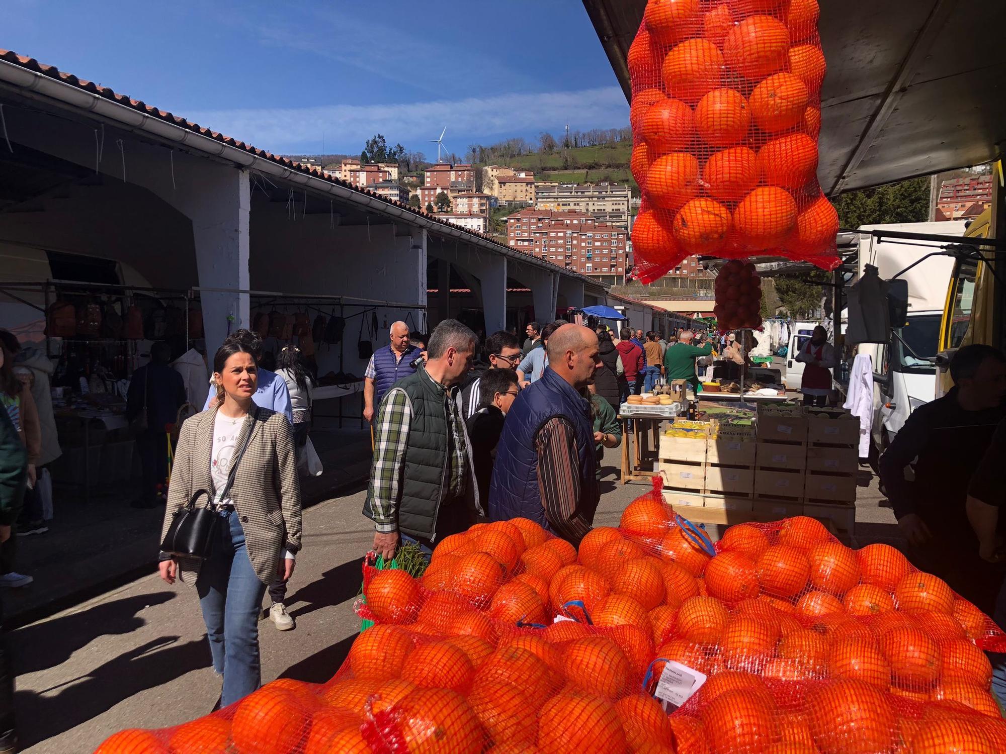 Tineo disfruta la feria ganadera de San José