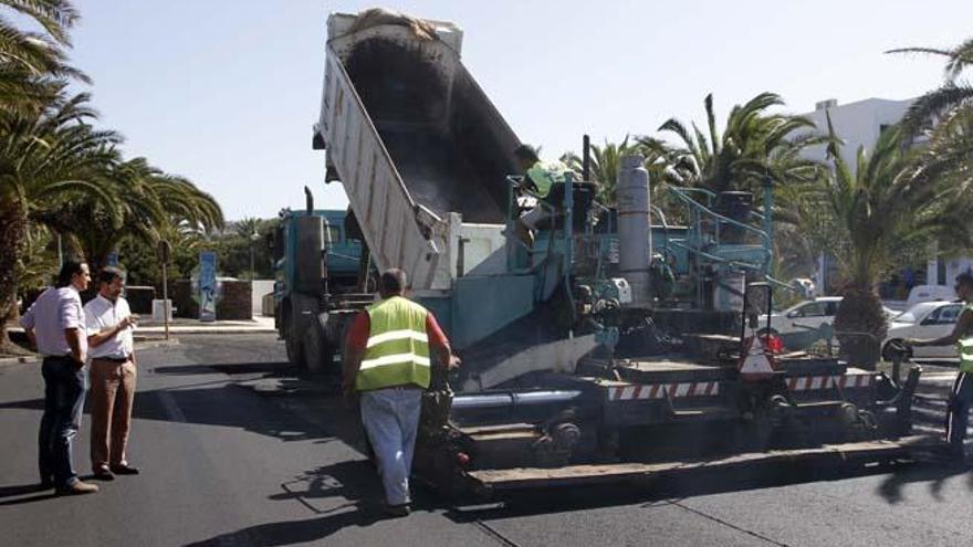 Reasfaltado en Costa Teguise