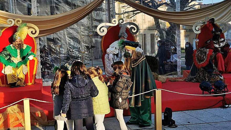 Unas niñas saludan a los Reyes tras el cordón en Gondomar.