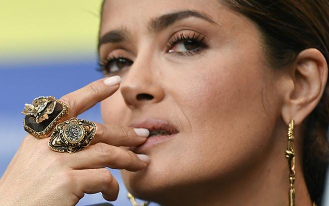 Detalle de los anillos y pendiente de Salma Hayek