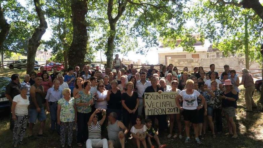 Foto &quot;de familia&quot; de los participantes en la xuntanza.  // FdV