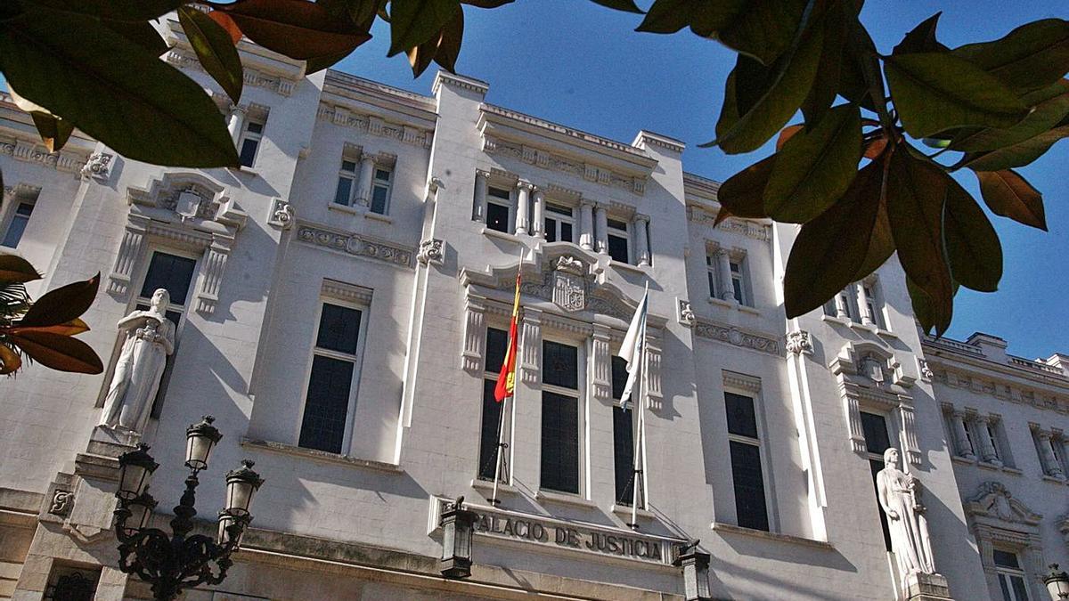 Fachada del Tribunal Superior de Xustiza de Galicia. | // VÍCTOR ECHAVE