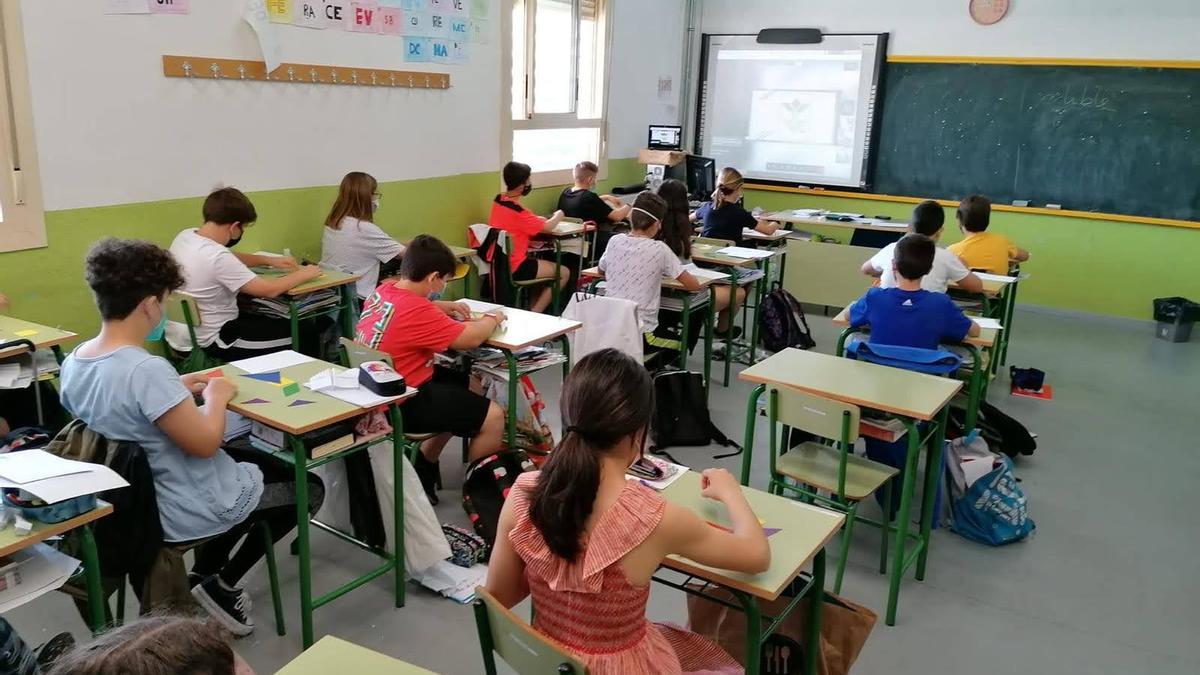 Los escolares participantes en el encuentro haciendo el reto del Tramgram.