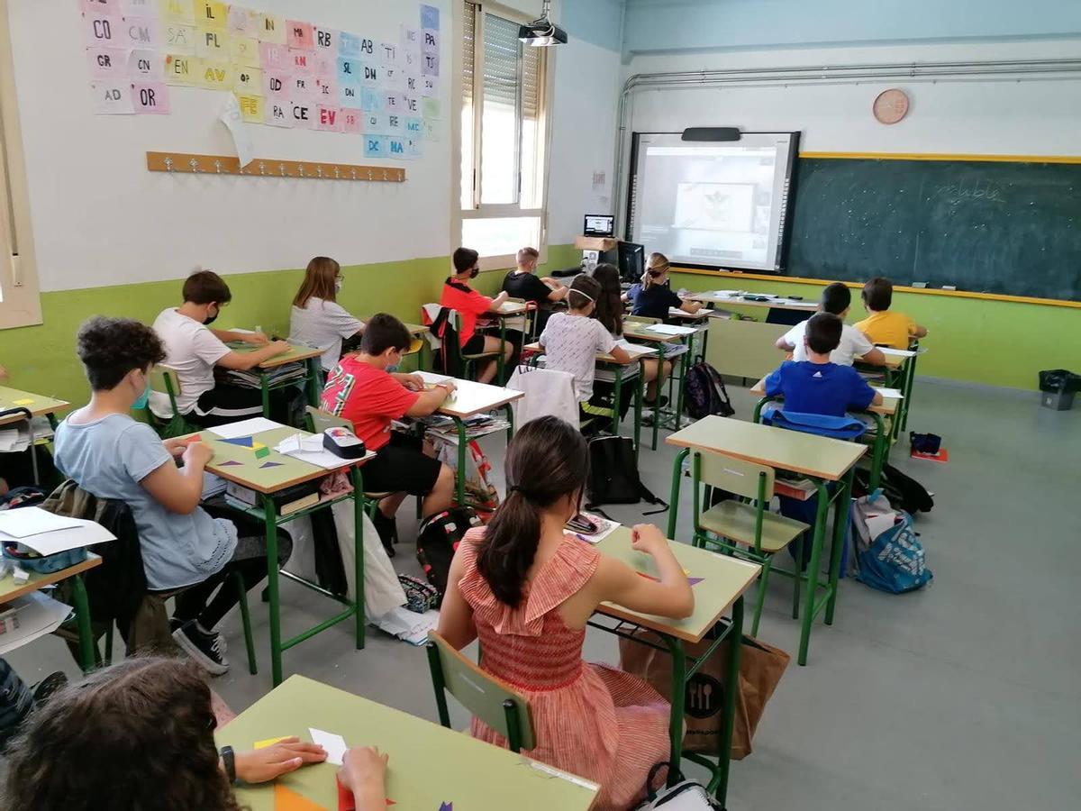 Los escolares participantes en el encuentro haciendo el reto del Tramgram.