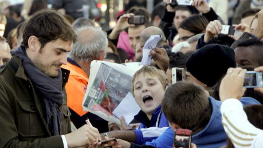 Casillas firma autógrafos durante el acto en el que se ha dado su nombre a una avenida en su localidad natal, Móstoles.