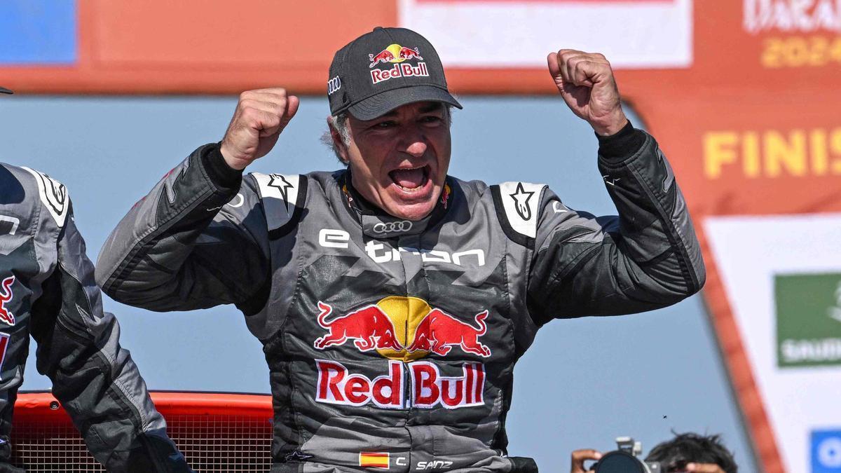 Carlos Sainz celebrando su cuarta corona en el Dakar 2024