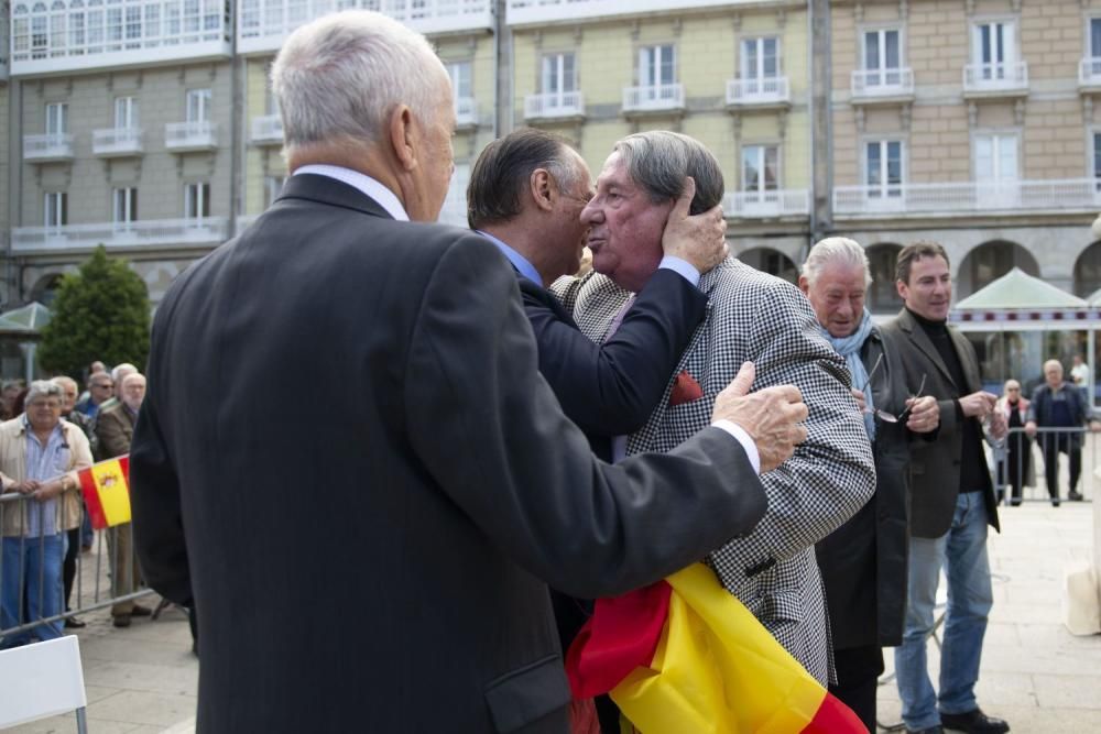 Feijóo y Francisco Vázquez muestran su apoyo a los catalanes constitucionalistas en A Coruña. // Miguel Miramontes (Roller Agencia)