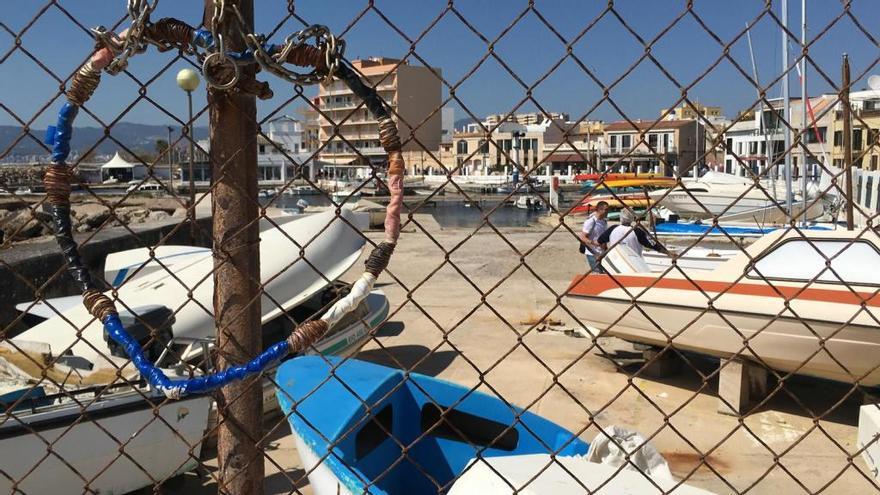 Cada vez quedan menos embarcaciones en el puerto del Molinar.