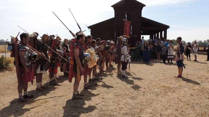 Legionarios romanos, tras su llegada al campamento de Petavonium, en Rosinos de Vidriales, durante la recreación histórica llevada a cabo ayer.