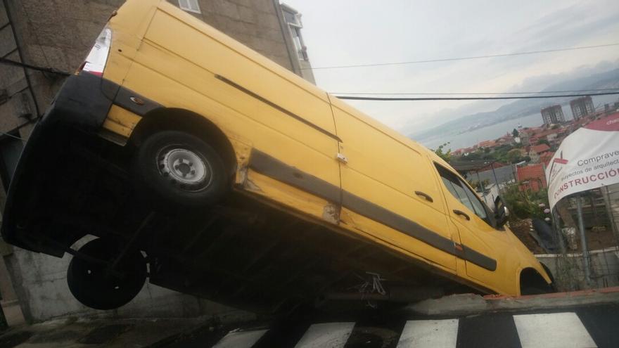 Un conductor sin carné destroza el cierre de una finca en Vigo tras chocar con un furgón