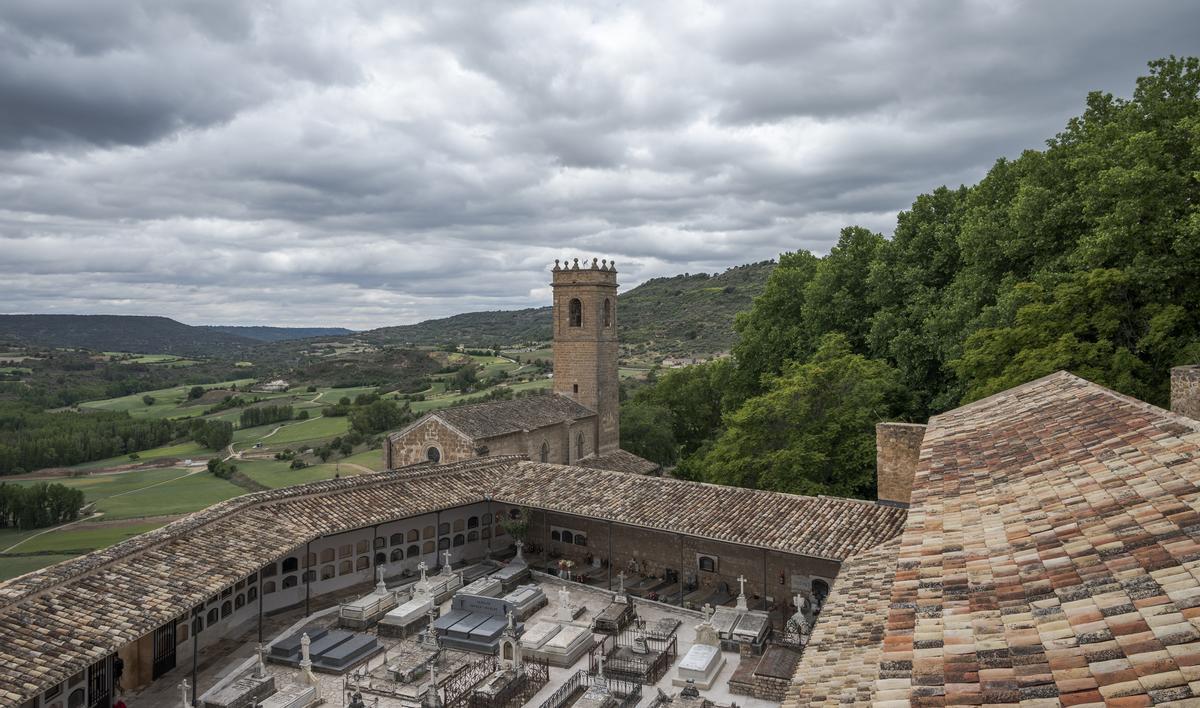 Las vistas desde el castillo de Brihuega, con el cementerio municipal, la iglesia al fondo y la Alcarria al fondo