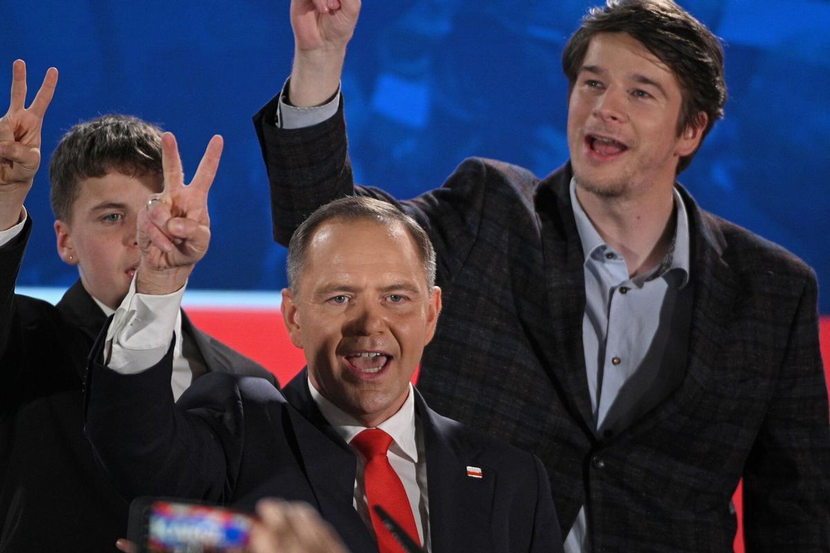 El candidato presidencial polaco Karol Nawrocki (C) con sus hijos Anthony (I) y Daniel (D) durante la noche de las elecciones presidenciales en Varsovia, Polonia, el 1 de junio de 2025. EFE/EPA/Marcin Obara POLONIA FUERA ////////// Warsaw (Poland), 01/06/2025.- Polish presidential candidate Karol Nawrocki (C) with his sons Anthony (L) and Daniel (R) during the presidential election night in Warsaw, Poland, 01 June 2025. According to an exit poll conducted by Ipsos for TVN24, TVP and Polsat News, Rafal Trzaskowski won 50.3 percent, while Karol Nawrocki won 49.7 percent. (Elecciones, Polonia, Varsovia) EFE/EPA/Marcin Obara POLAND OUT. POLAND OUT