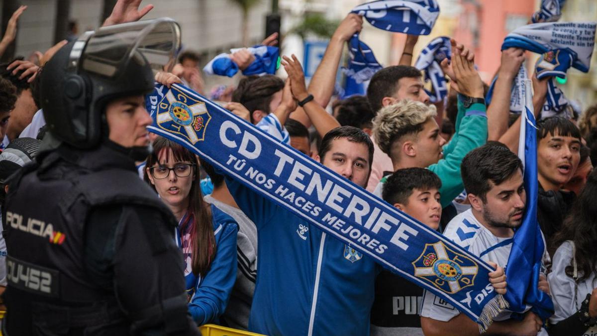 Aficionados del Tenerife antes del partido de promoción ante Las Palmas.