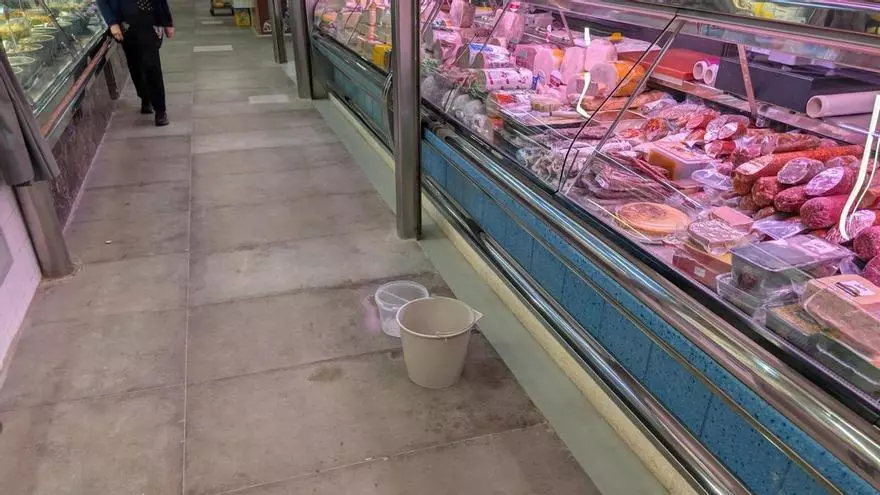 Goteras en el mercado municipal de Novelda