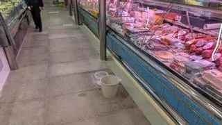 Novelda responde ante las quejas de los comerciantes y asegura que las goteras del mercado se repararán