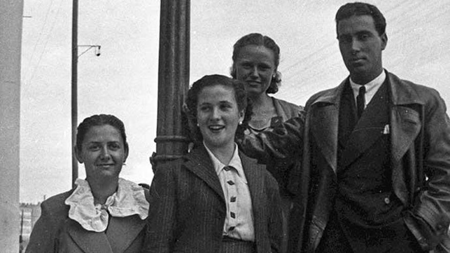 Maruja Panisse, Carmiña Cabanela, Adela Panisse y Antonio Figueroa, en 1940, en una foto del álbum familiar.