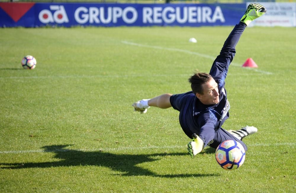 Tras una doble sesión de descanso concedida a la plantilla por Gaizka Garitano, el Deportivo vuelve al trabajo sin Carles Gil y con Juanfran a menor ritmo.