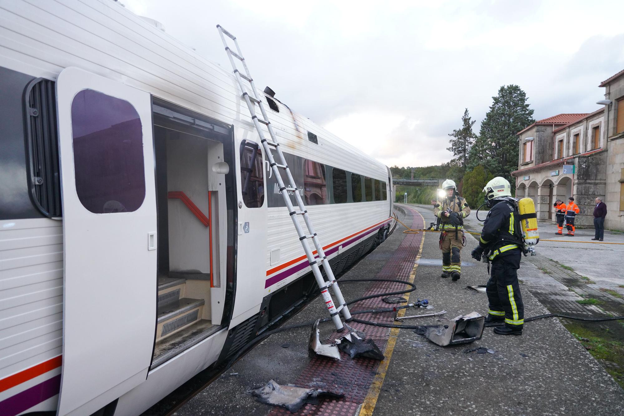 Incendio en el tren que cubre el trayecto Ourense-O Carballiño-Santiago de Compostela