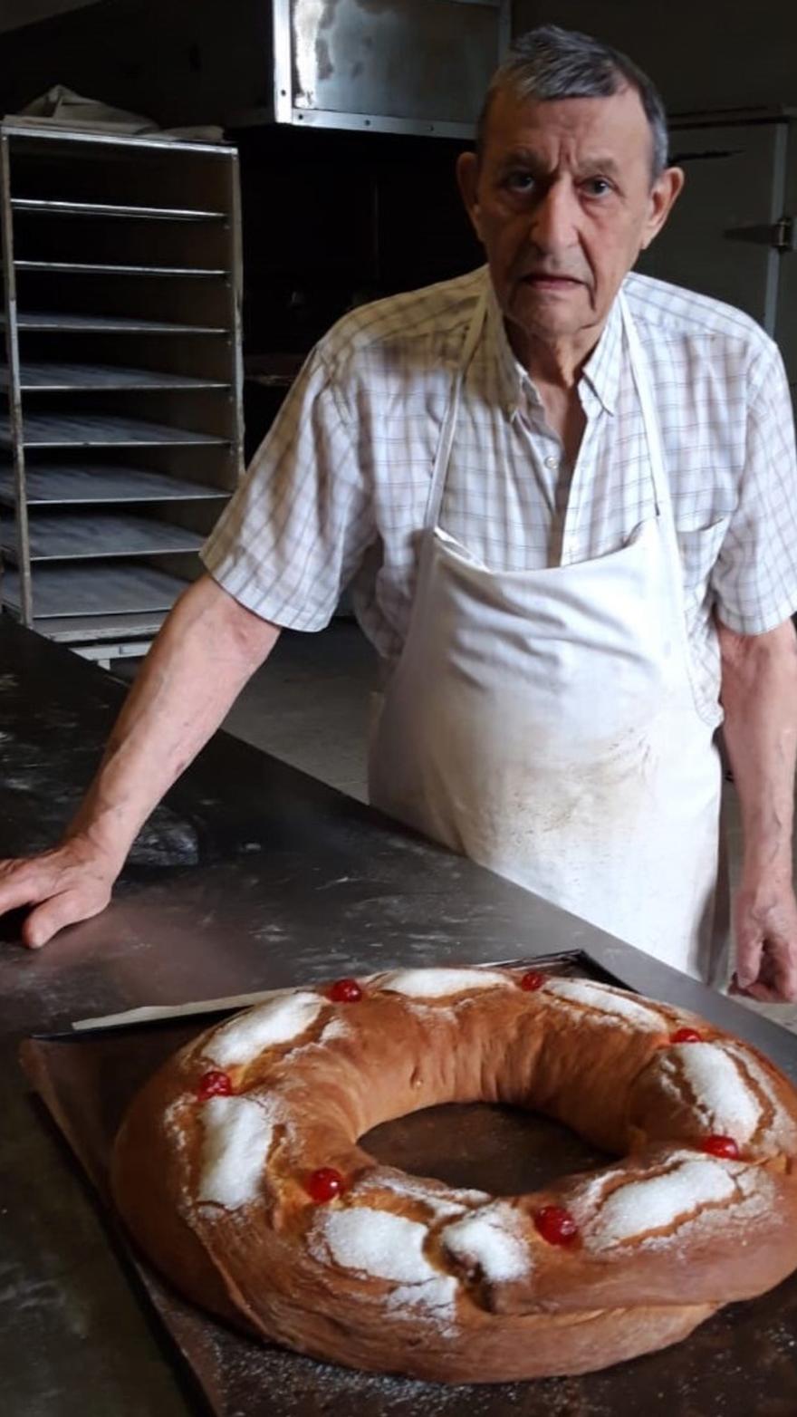 Alfonso Valverde Copena, con uno de los tradicionales roscones en su obrador.