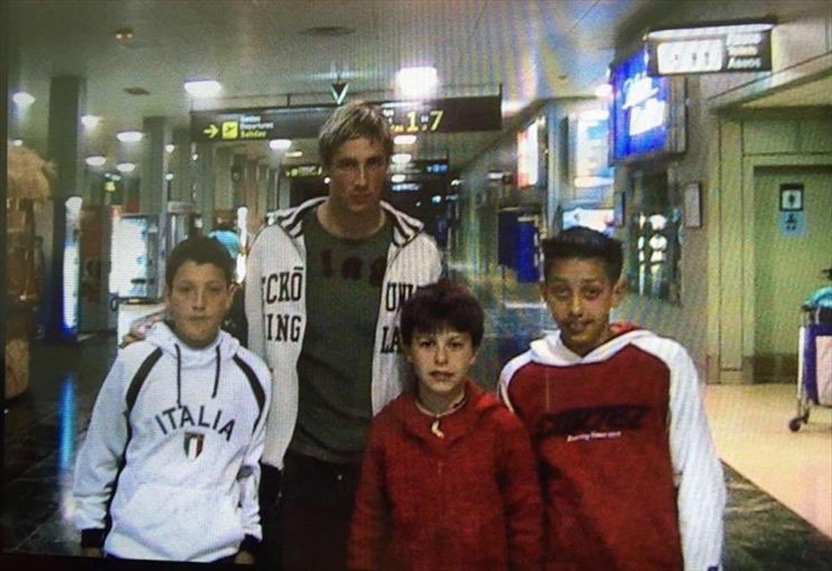 Un joven Borja Iglesias junto a Fernando Torres