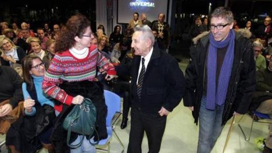 El director de cine David Trueba y el profesor Juan Carrión, durante el estreno de &#039;Vivir es fácil con los ojos cerrados&#039;