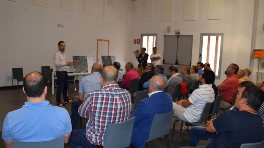 La presentación del nuevo sistema en el centro polivalente de Valdesoto.