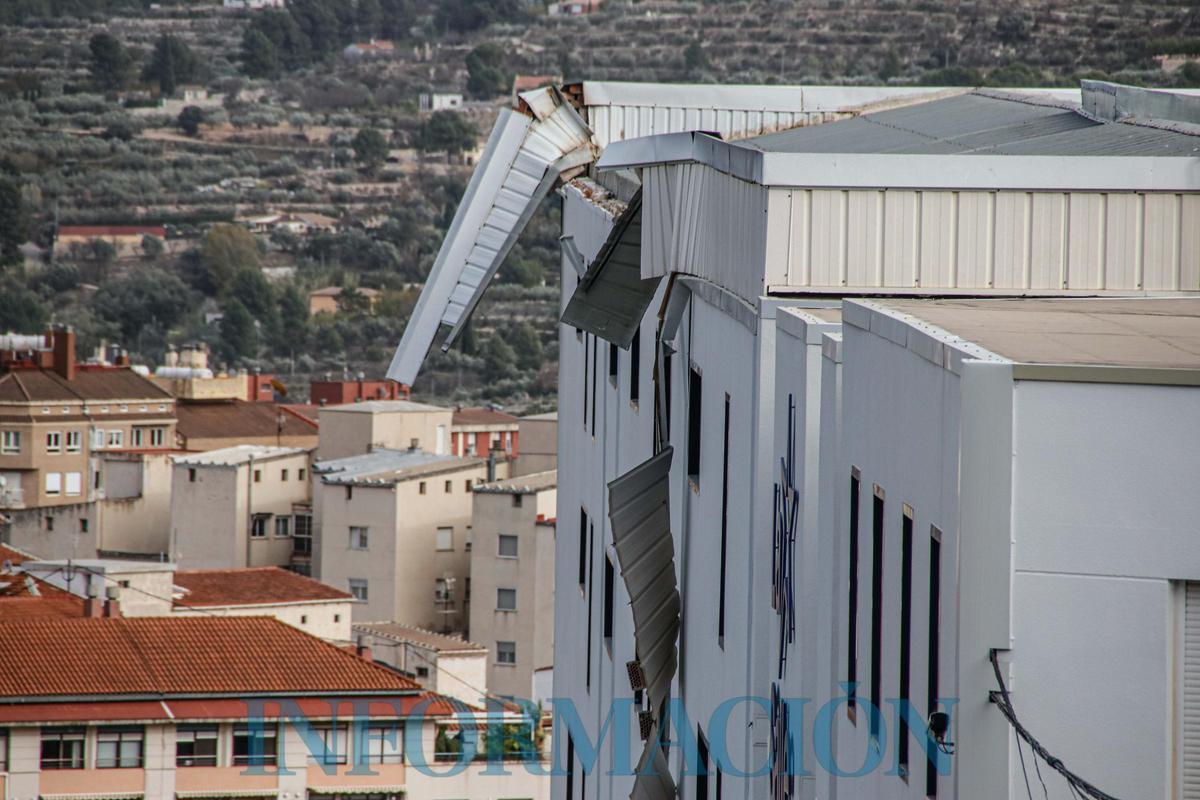 El viento arranca parte del revestimiento del techo del colegio La ...