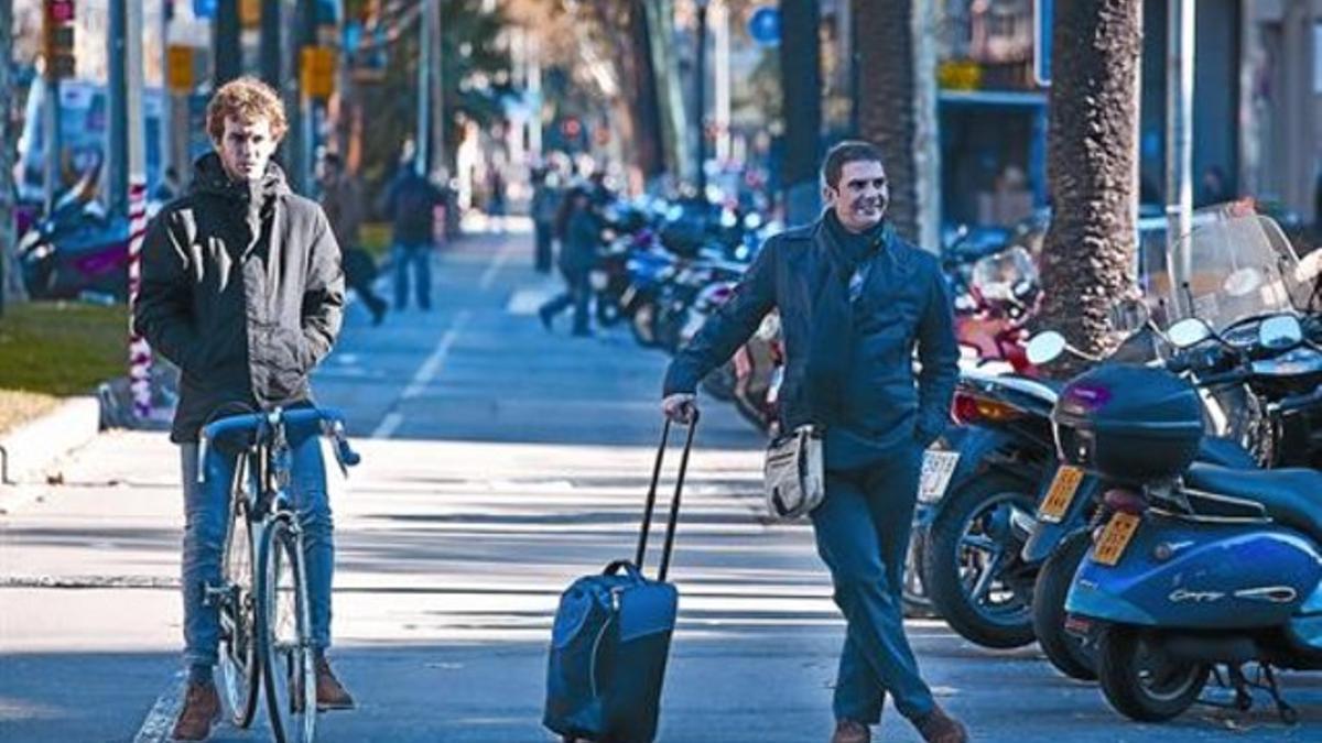 Un ciclista y un peatón esperan que el semáforo se ponga verde en un cruce de la Diagonal, el pasado viernes.