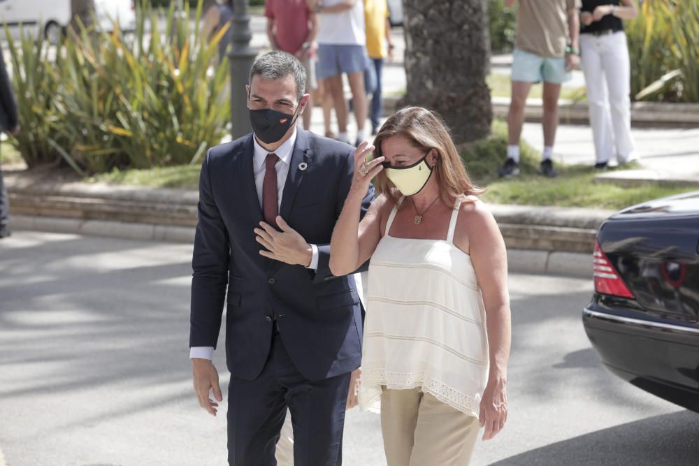 Francina Armengol recibe a Pedro Sánchez en el Consolat de Mar