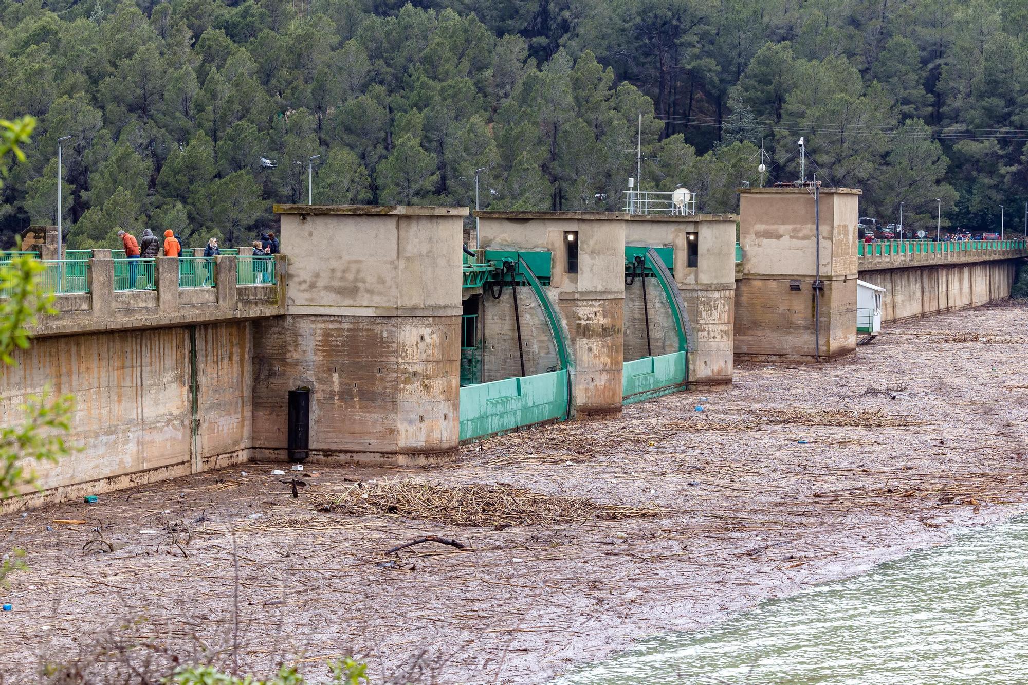 Las lluvias obligan a abrir las compuertas del embalse de Guadalest que se encuentra al límite de su capacidad.