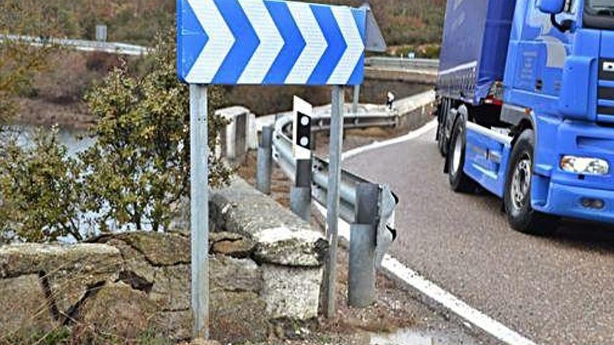 Piedras desplazadas en un extremo del puente.