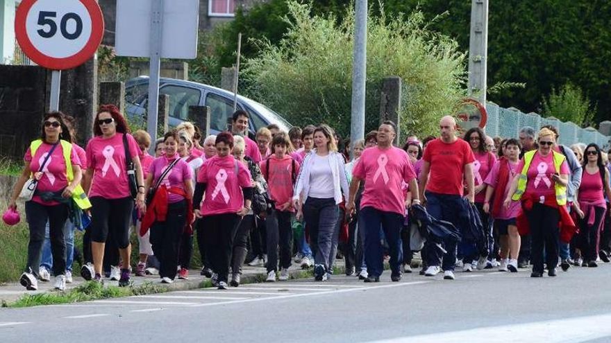 La marcha en solidaridad con afectadas de cáncer de mama que organiza Adicam, a su paso por Moaña.