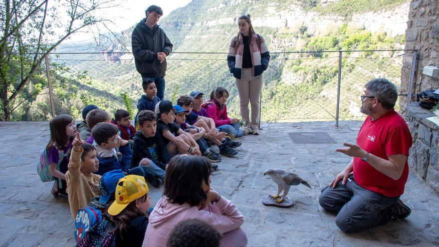 Una de las primeras escuelas que visita Sant Miquel del Fai tras su reapertura