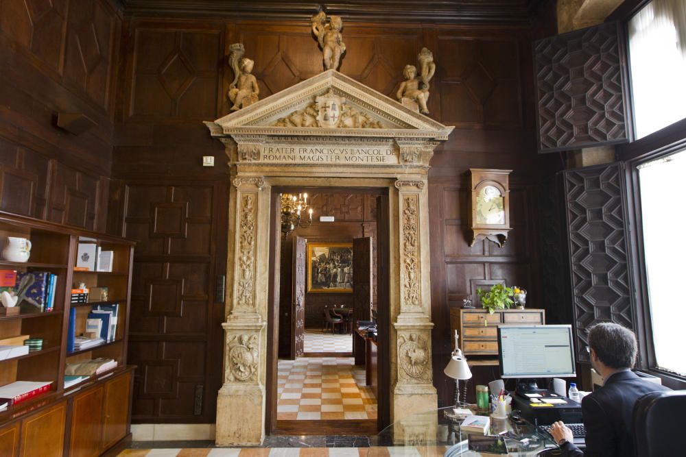 La puerta del Castillo de Montesa, en la sala de Calixte III, en el Palau de la Generalitat.