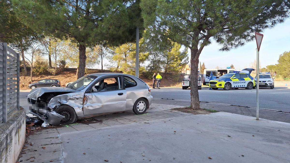 El vehicle ha impactat contra un mur al carrer Pep Ventura a Manresa