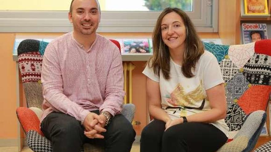 Javier López y Almudena Mosquera, ayer, en la biblioteca. // Bernabé