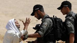 Un palestino discute con soldados israelís el pasado junio al sur de Hebrón.