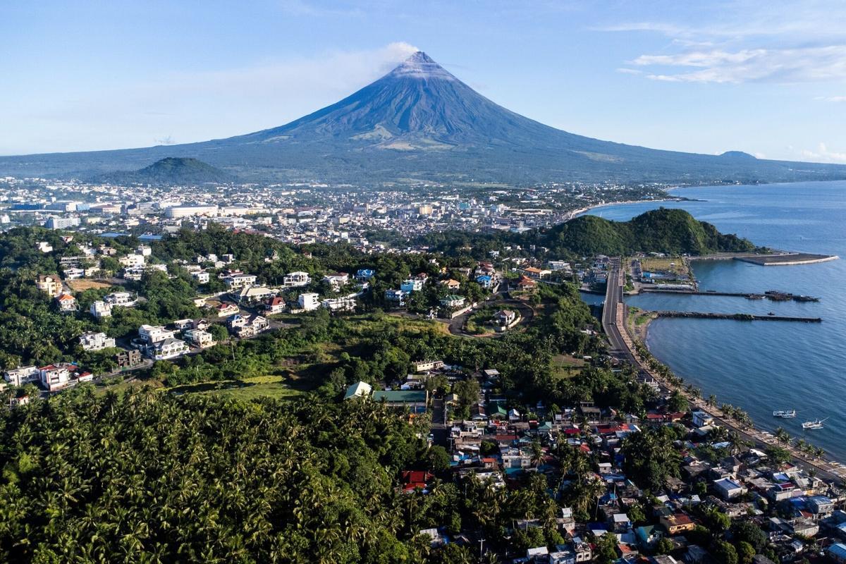 El volcán Mayón sigue activo en Filipinas