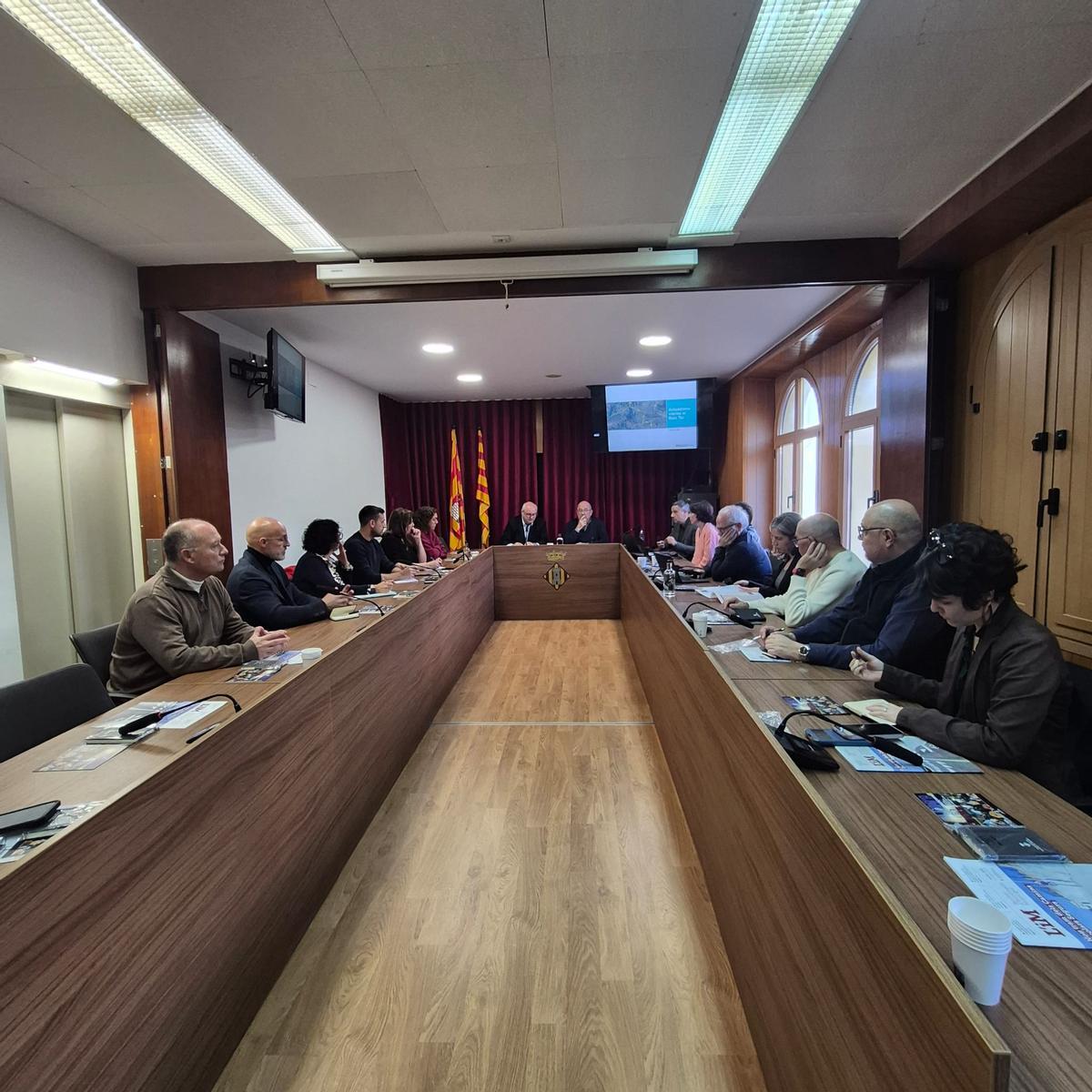 Un moment de la reunió per explicar les millores en carreteres del Baix Ter.